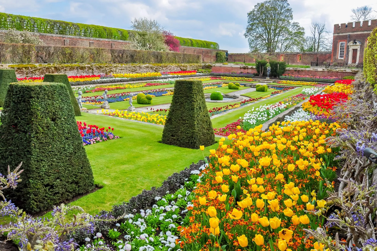 hampton court